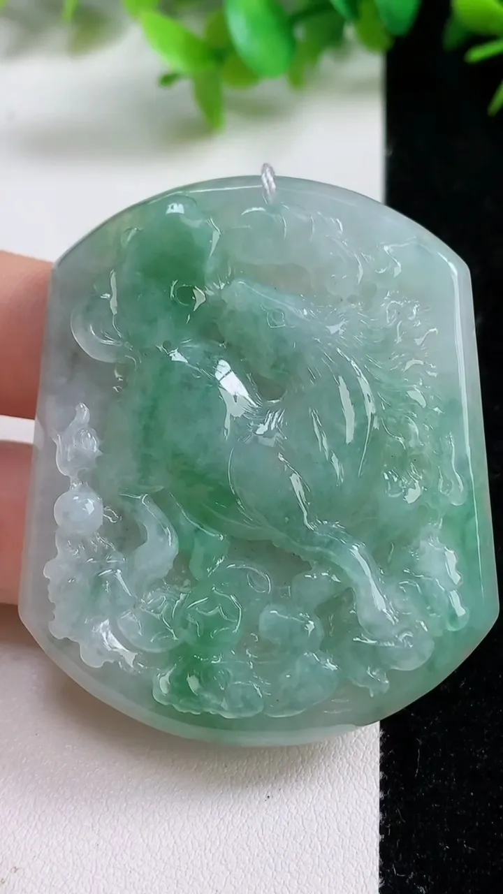天然A货翡翠生肖马吊坠，尺寸53.5-44.4-5.6，重量:29.86g
9月10日