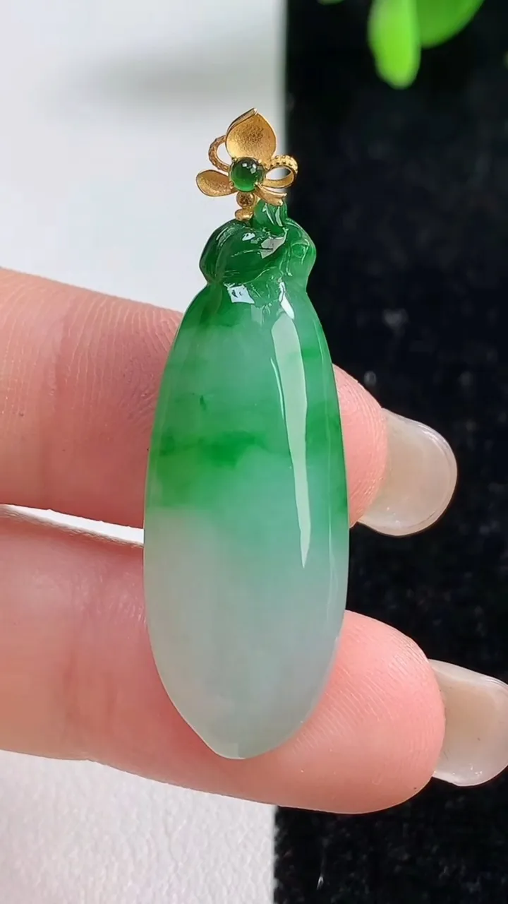 天然A货翡翠福瓜吊坠，尺寸32.6-12.8-6，重量:4.92g
9月10日