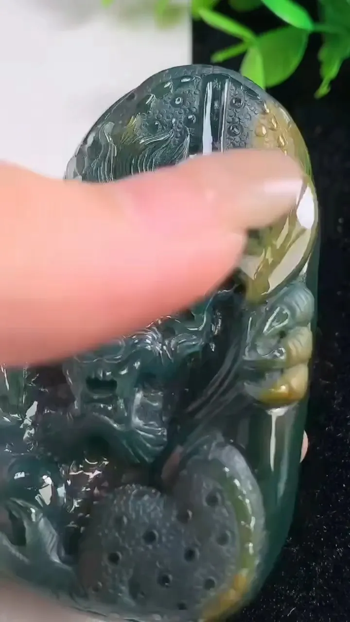 天然A货翡翠双彩龙牌吊坠，尺寸73.5-41.5-11.2，重量:81.60g
9月10日