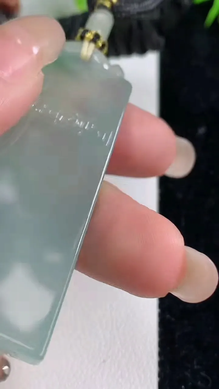 天然A货翡翠仿古无事牌吊坠，尺寸58-23.5-5，重量:28.06g
9月10日