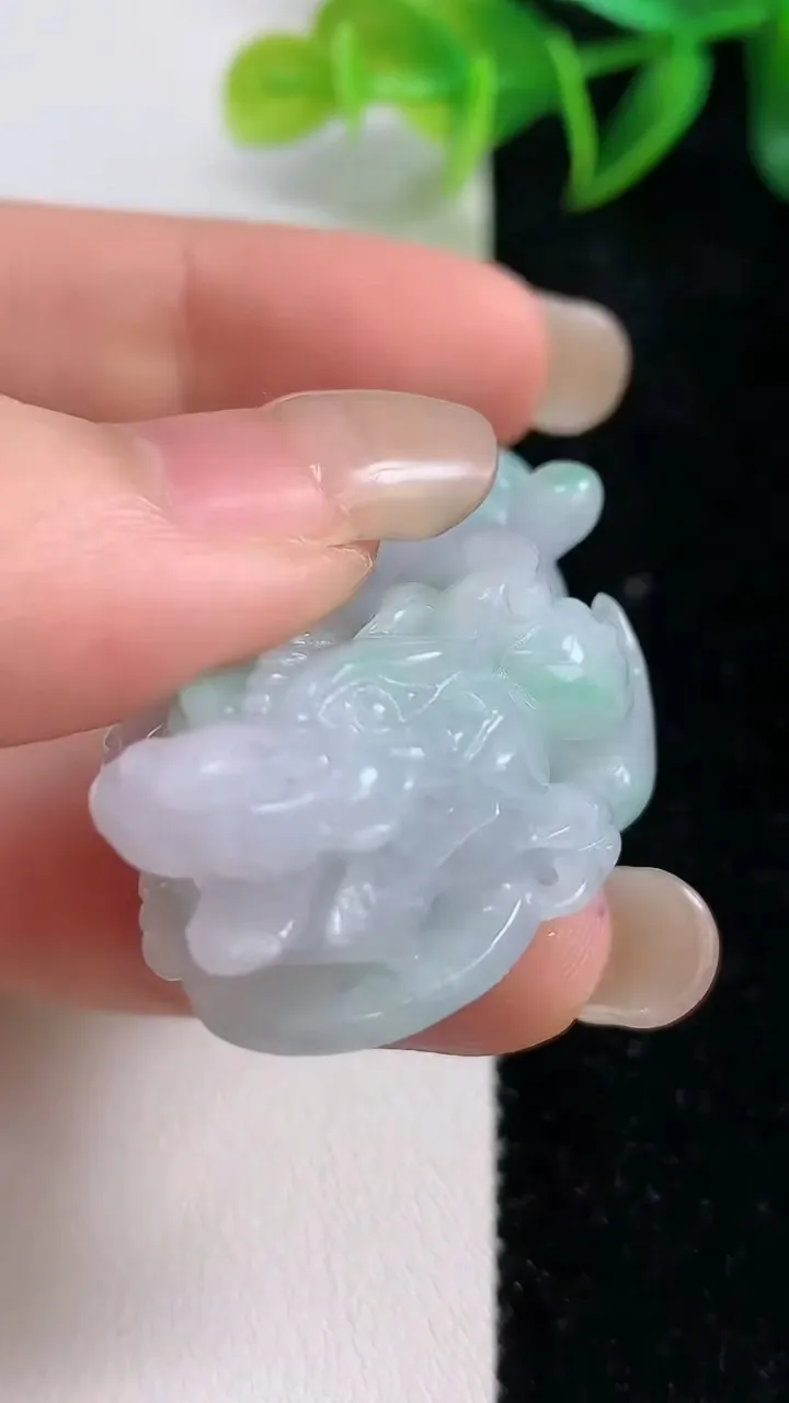 天然A货翡翠貔貅吊坠，尺寸57.5-28.5-15.8，重:44.15g
9月10日