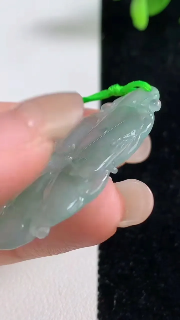 天然A货翡翠荷叶鱼吊坠，尺寸40.7-22.7-3.4，重量:5.59g
9月10日