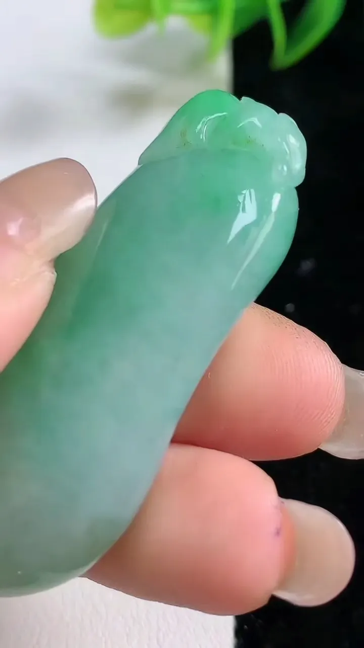 天然A货翡翠福瓜吊坠，尺寸50-20.8-12.8，重:23.20g
9月10日