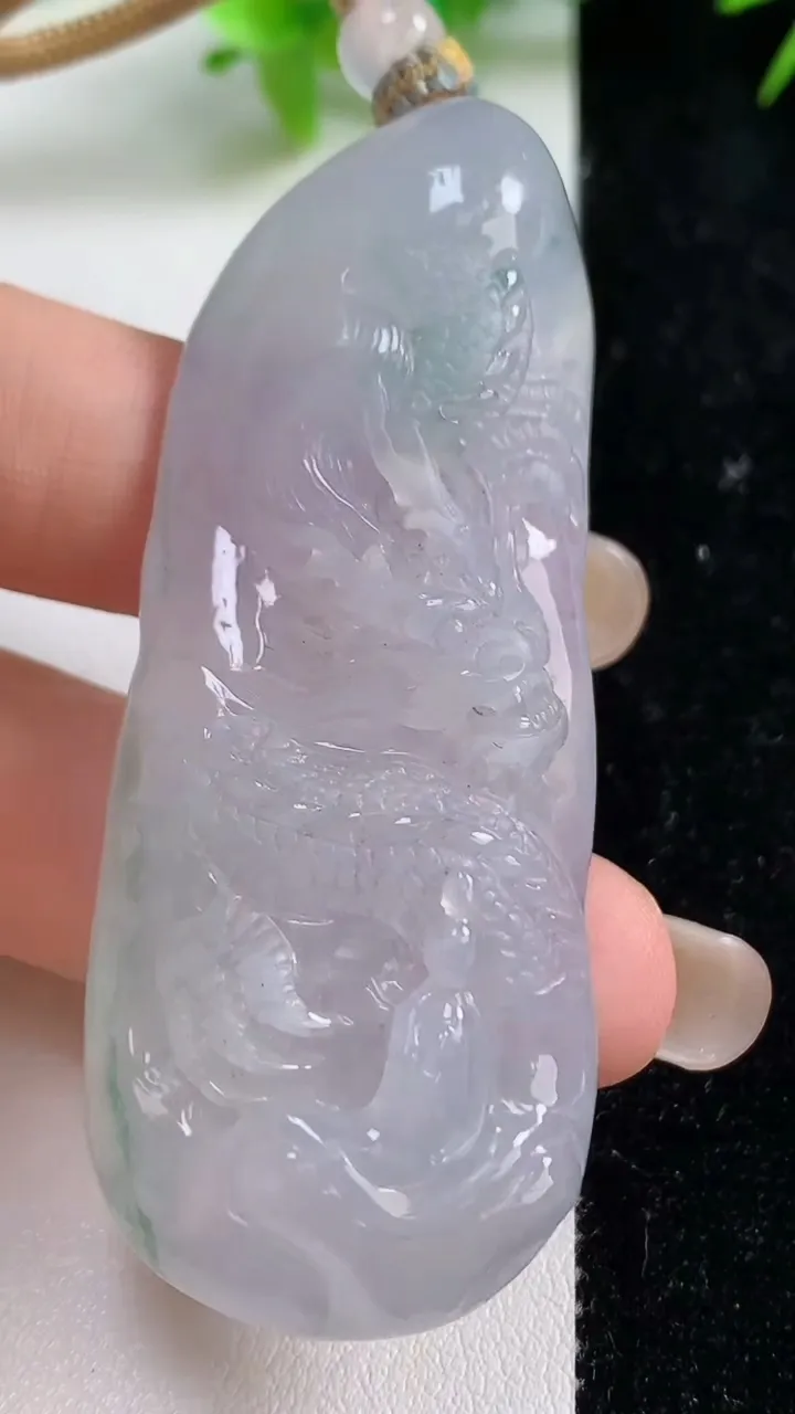 天然A货翡翠冰种飘花龙牌吊坠，尺寸67.3-25.8-9.3，重量:34.95g
9月10日