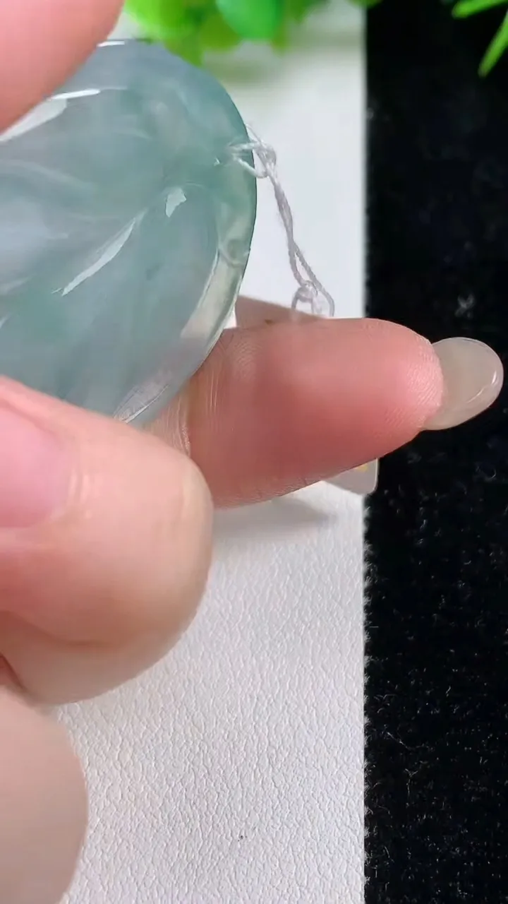 天然A货翡翠种飘花金枝玉叶 叶子吊坠，尺寸51.3-35-6，重量:19.70g
9月10日