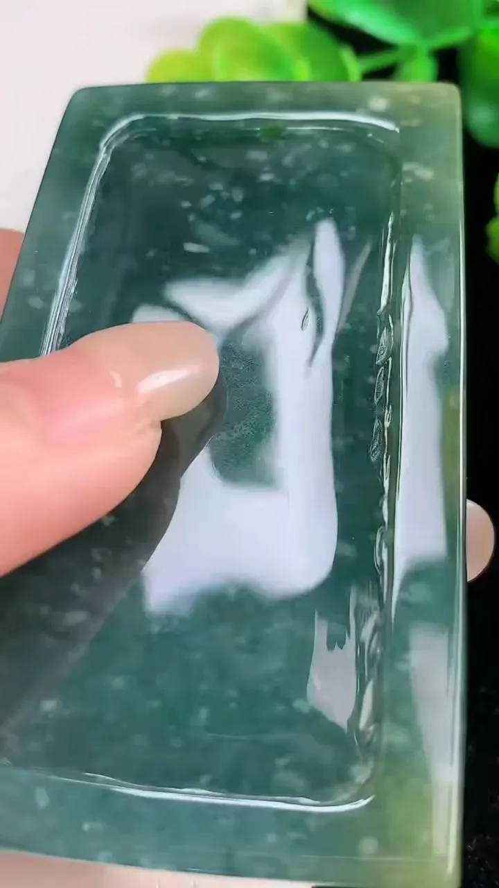 天然A货翡翠蓝水山水牌吊坠，尺寸71.6-43.2-12，重:81.24g
9月10日
