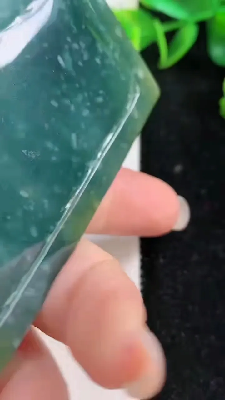 天然A货翡翠蓝水山水牌吊坠，尺寸71.6-43.2-12，重:81.24g
9月10日
