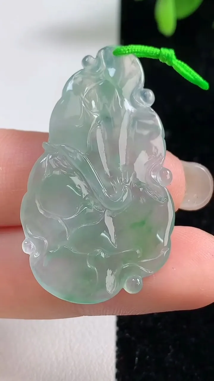 天然A货翡翠荷叶鱼吊坠，尺寸40.7-22.7-3.4，重量:5.59g
9月10日