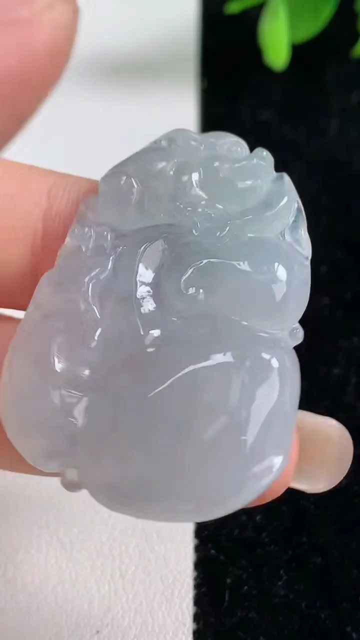 天然A货翡翠如意吊坠，尺寸39.8-27.6-5.7，重量:11.59g
9月10日