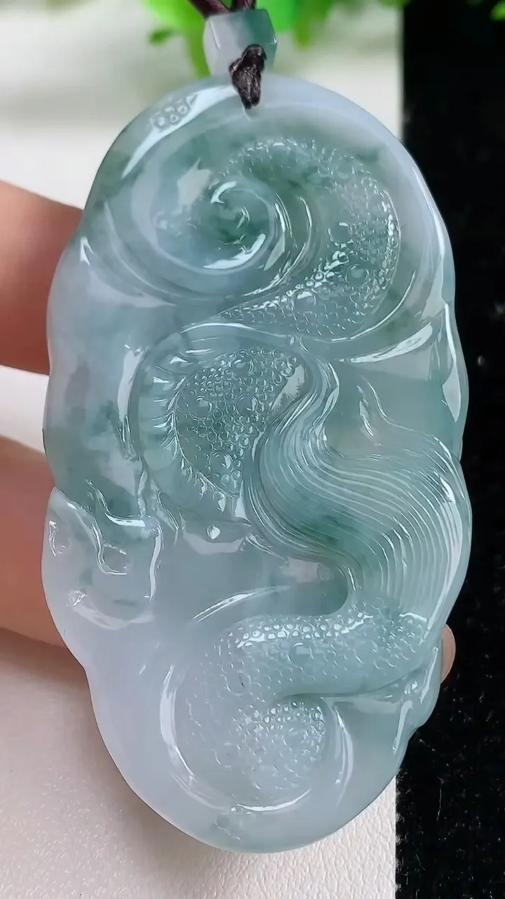 天然A货翡翠冰种飘花龙牌吊坠，尺寸64.5-35.3-9.4，重量:36.18g
9月10日
