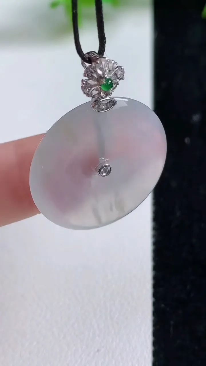 天然A货翡翠种白冰平安扣吊坠，尺寸24.5-3，重量:5.50g
9月10日