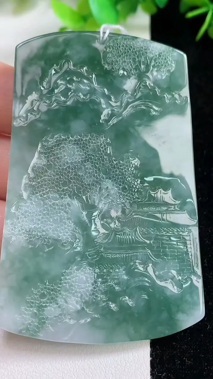 天然A货翡翠种飘花山水牌吊坠，尺寸68.8-44.8-6.6，重量:55.15g
9月10日