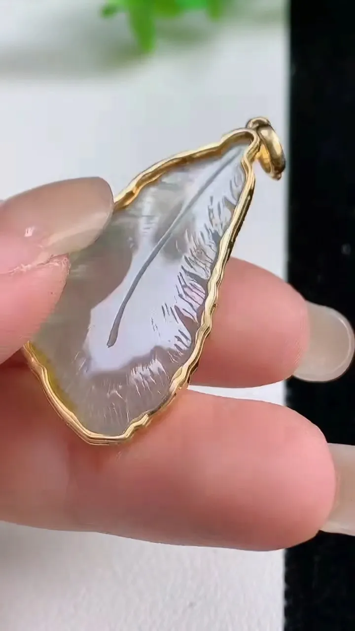 天然A货翡翠种飘花羽毛吊坠，尺寸35-17-3.2，重量:4.54g
9月10日