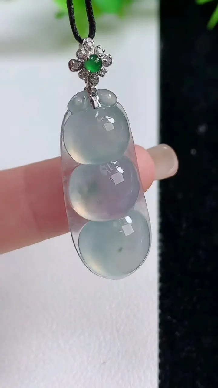 天然A货翡翠种飘花福豆吊坠，尺寸32.2-13.6-6.5，重量:5.35g
9月10日