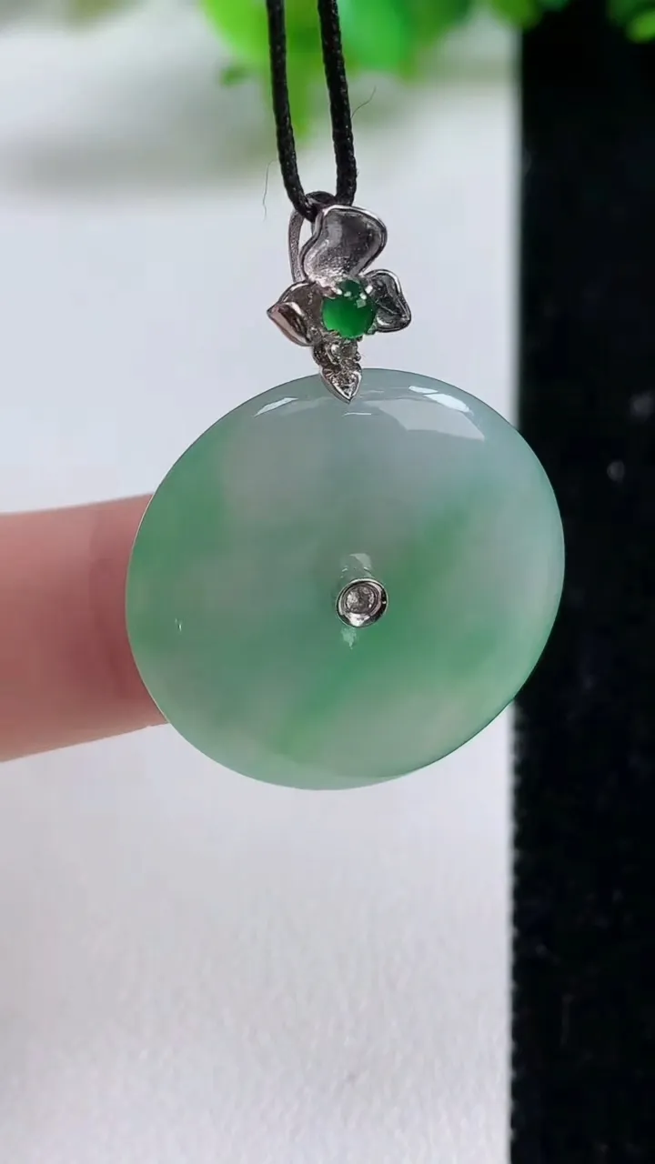 天然A货翡翠平安扣吊坠，尺寸24-4.6，重量:7.95g
9月10日