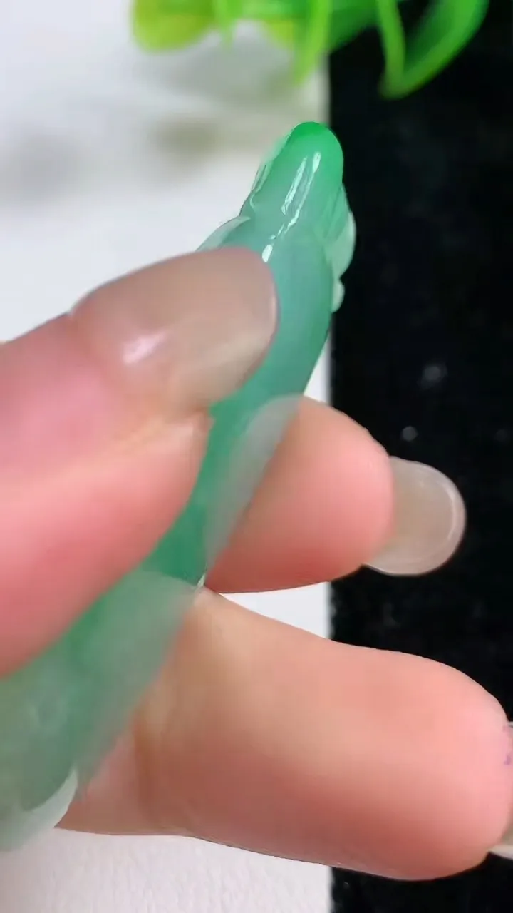 天然A货翡翠福瓜吊坠，尺寸50-20.8-12.8，重:23.20g
9月10日