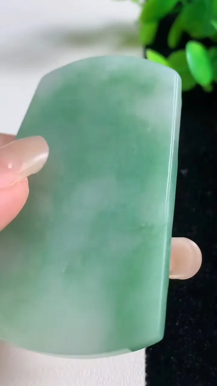 天然A货翡翠山水牌吊坠，尺寸61-43-6.7，重量:40.00g
9月10日