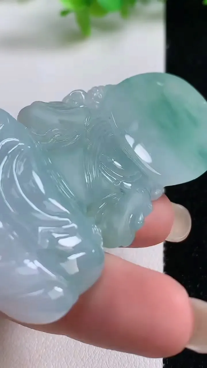 天然A货翡翠虚空藏观音菩萨吊坠，尺寸68-37.4-11.5，重量:44.75g
9月10日