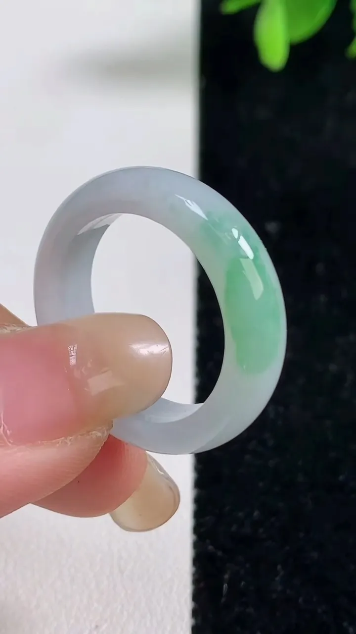 天然A货翡翠指环戒指，尺寸20.5-6-3.3，重量:5.05g2025年9月10日
工厂直销收藏佳品,种好水足，色泽均匀，有种有色，上手高大气！