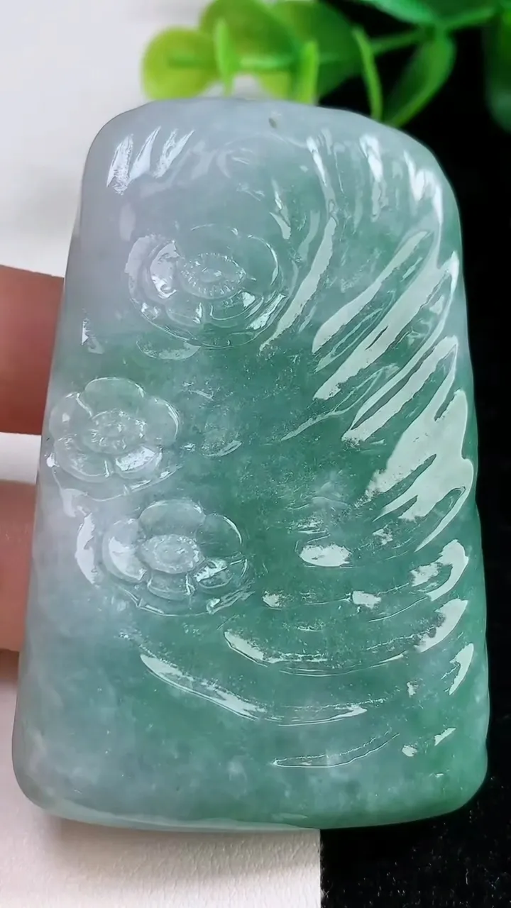 天然A货翡翠山水牌吊坠，尺寸66-42-11，重:69.94g
9月10日