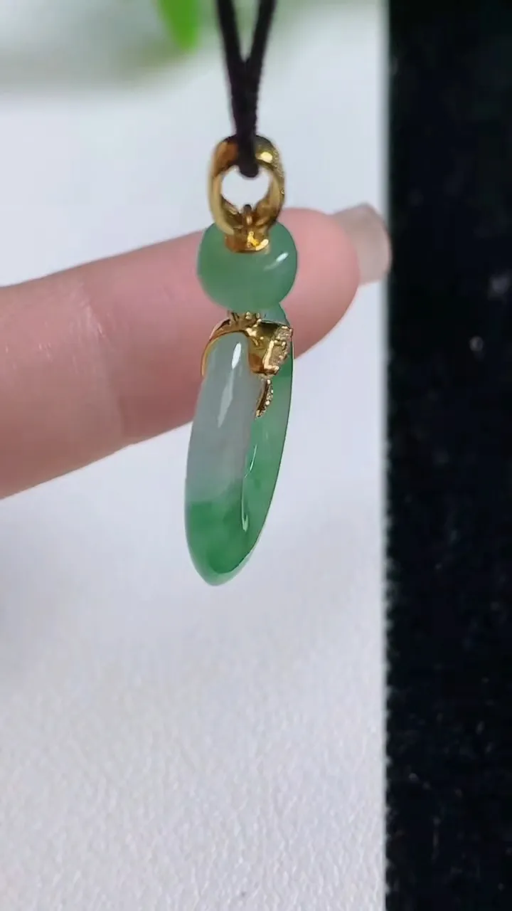 天然A货翡翠平安环吊坠，尺寸18.5-3.2，重量:2.95g
9月10日