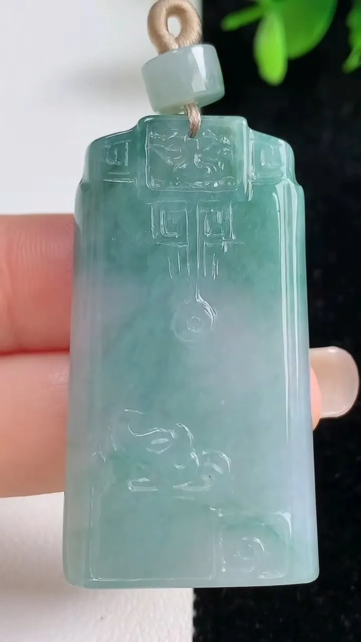 天然A货翡翠冰种飘花仿古无事牌吊坠，尺寸46.2-25-5.4，重量:19.86g
9月10日