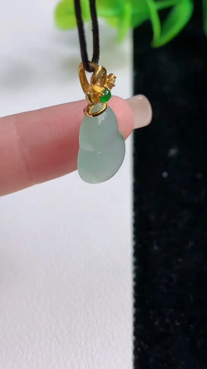 天然A货翡翠葫芦吊坠，尺寸11.3-11-4.6，重:1.88g
9月10日