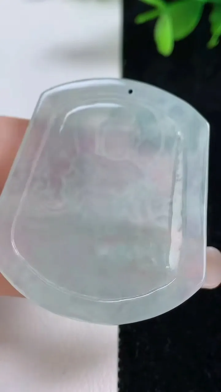 天然A货翡翠观音菩萨吊坠，尺寸44.6-37.3-3，重量:12.20g
9月10日