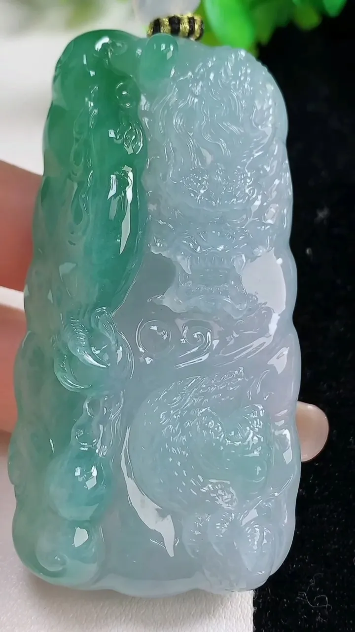 天然A货翡翠龙牌吊坠，尺寸68.8-34-15.4，重量:76.15g
9月10日