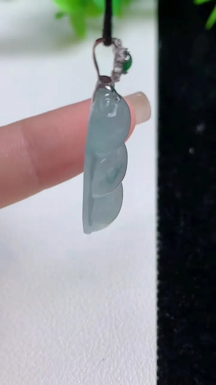 天然A货翡翠种飘花福豆吊坠，尺寸32.2-13.6-6.5，重量:5.35g
9月10日