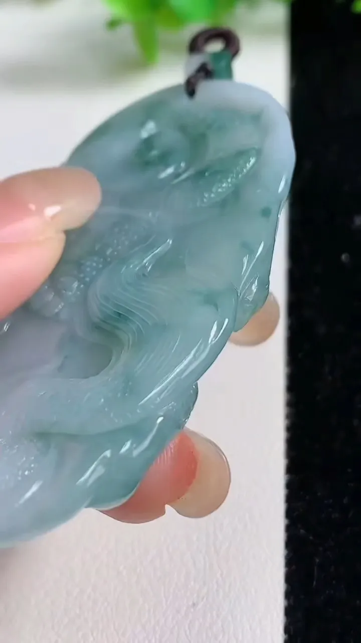 天然A货翡翠冰种飘花龙牌吊坠，尺寸64.5-35.3-9.4，重量:36.18g
9月10日