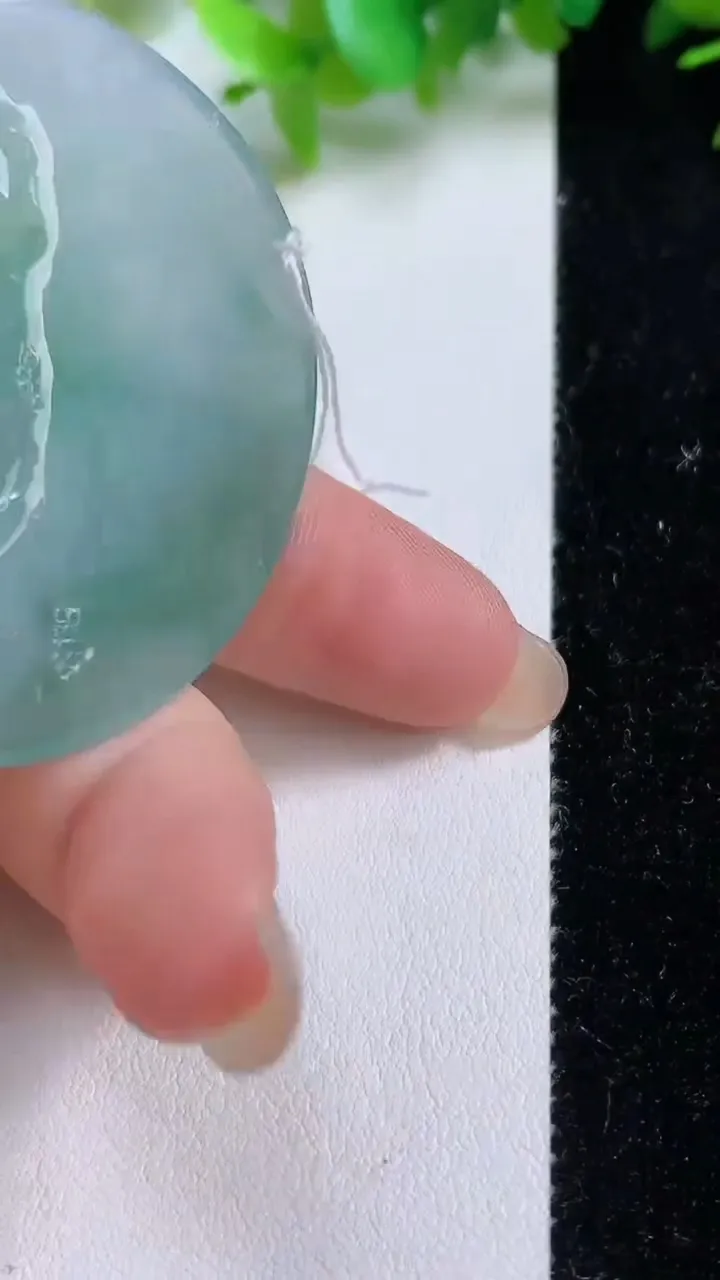 天然A货翡翠牌吊坠，尺寸52.5-47.7-5，重量:30.70g
9月10日