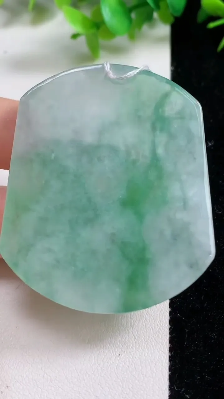 天然A货翡翠生肖马吊坠，尺寸53.5-44.4-5.6，重量:29.86g
9月10日