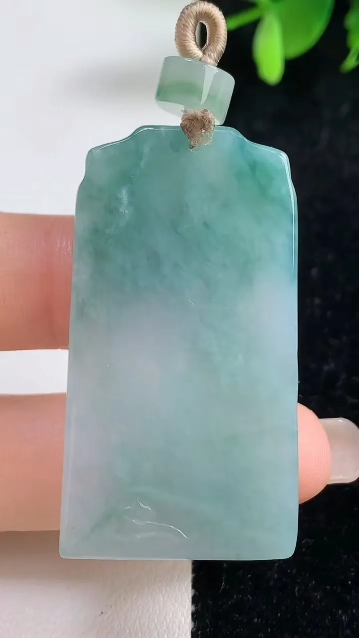 天然A货翡翠冰种飘花仿古无事牌吊坠，尺寸46.2-25-5.4，重量:19.86g
9月10日