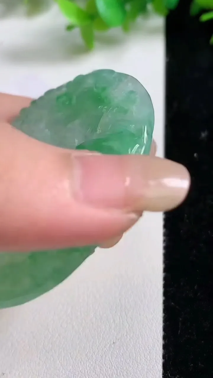 天然A货翡翠山水牌吊坠，尺寸55.5-49.8-4.7，重量:30.00g
9月10日