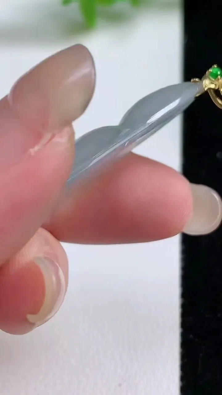 天然A货翡翠种飘花福豆吊坠，尺寸47.8-18.2-5，重量:6.83g
9月10日