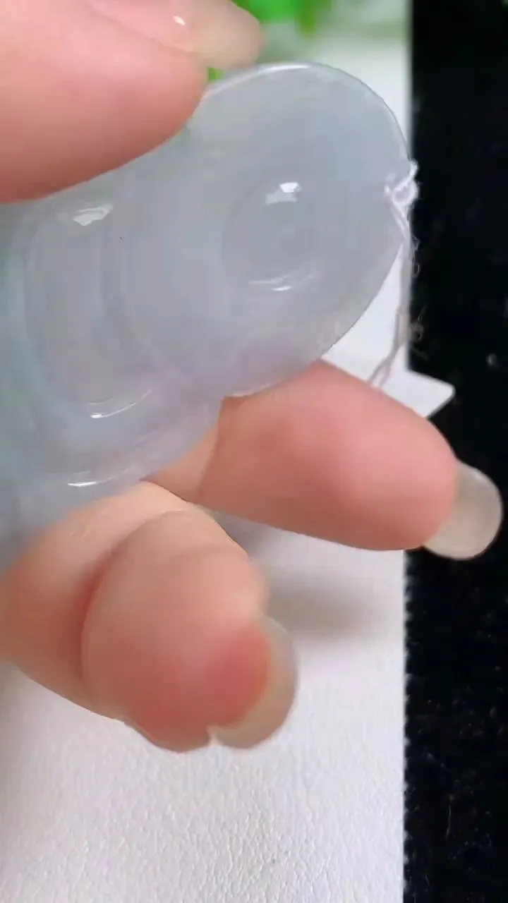 天然A货翡翠观音菩萨吊坠，尺寸55.2-38.3-5.3，重量:20.28g
9月10日