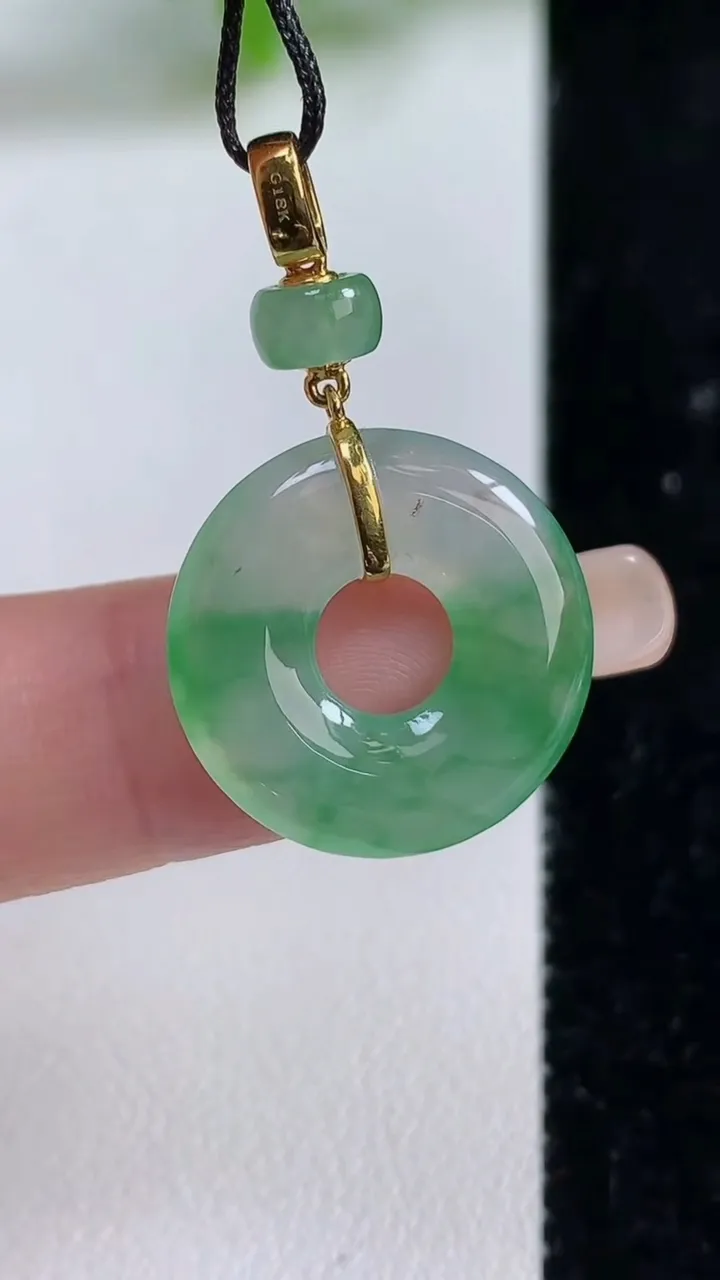 天然A货翡翠平安环吊坠，尺寸18.5-3.2，重量:2.95g
9月10日