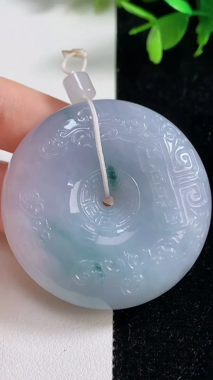 天然A货翡翠紫罗兰飘花复古平安扣吊坠，尺寸38.6-11，重量:57.16g
9月10日