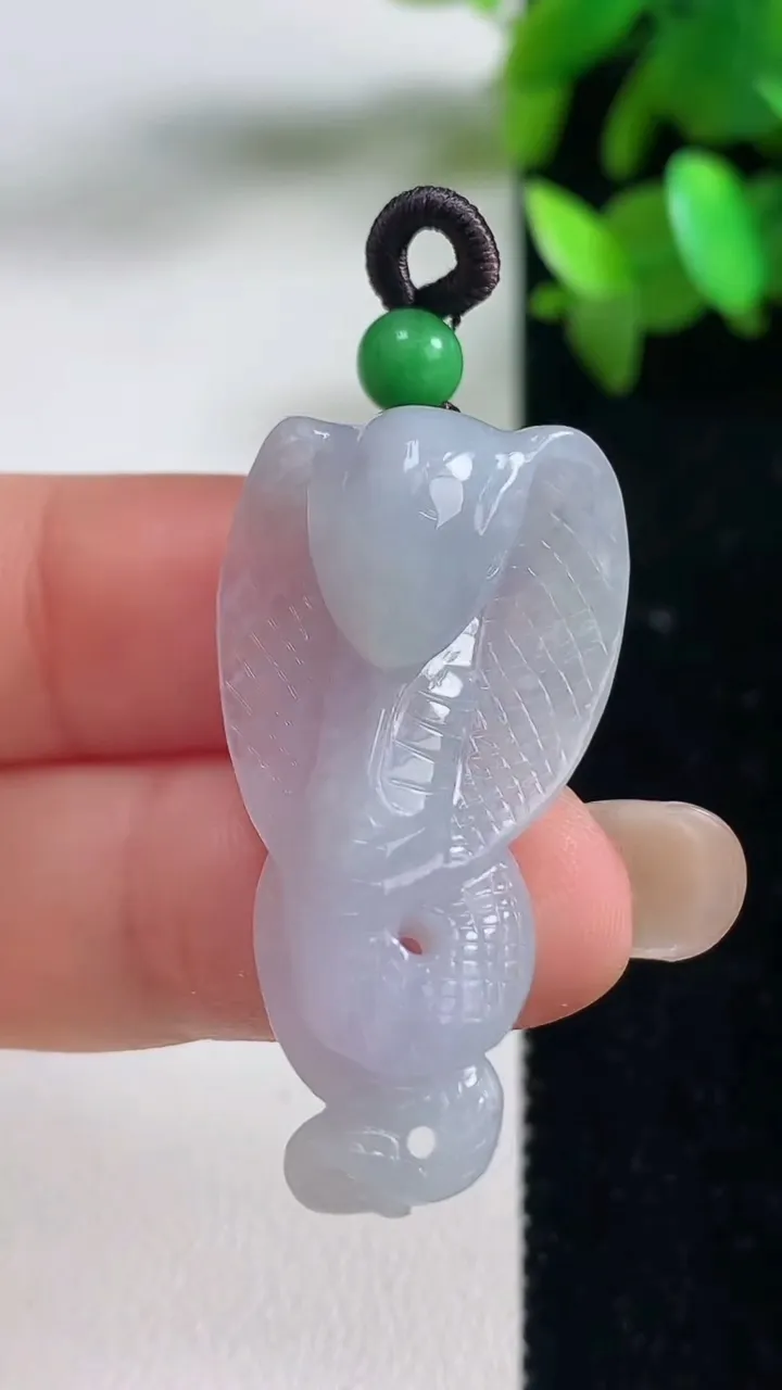 天然A货翡翠紫罗兰生肖蛇吊坠，尺寸36-18-7.8，重量:7.30g
9月10日
