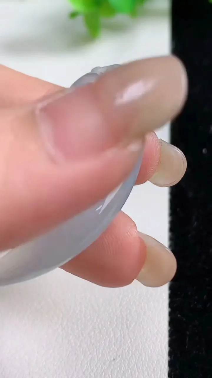 天然A货翡翠龙牙吊坠，尺寸44.5-18.6-5.7，重量:7.13g
9月10日