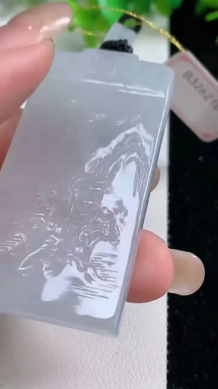 天然A货翡翠山水牌吊坠，尺寸56.4-28.2-5，重量:26.29g
9月10日
