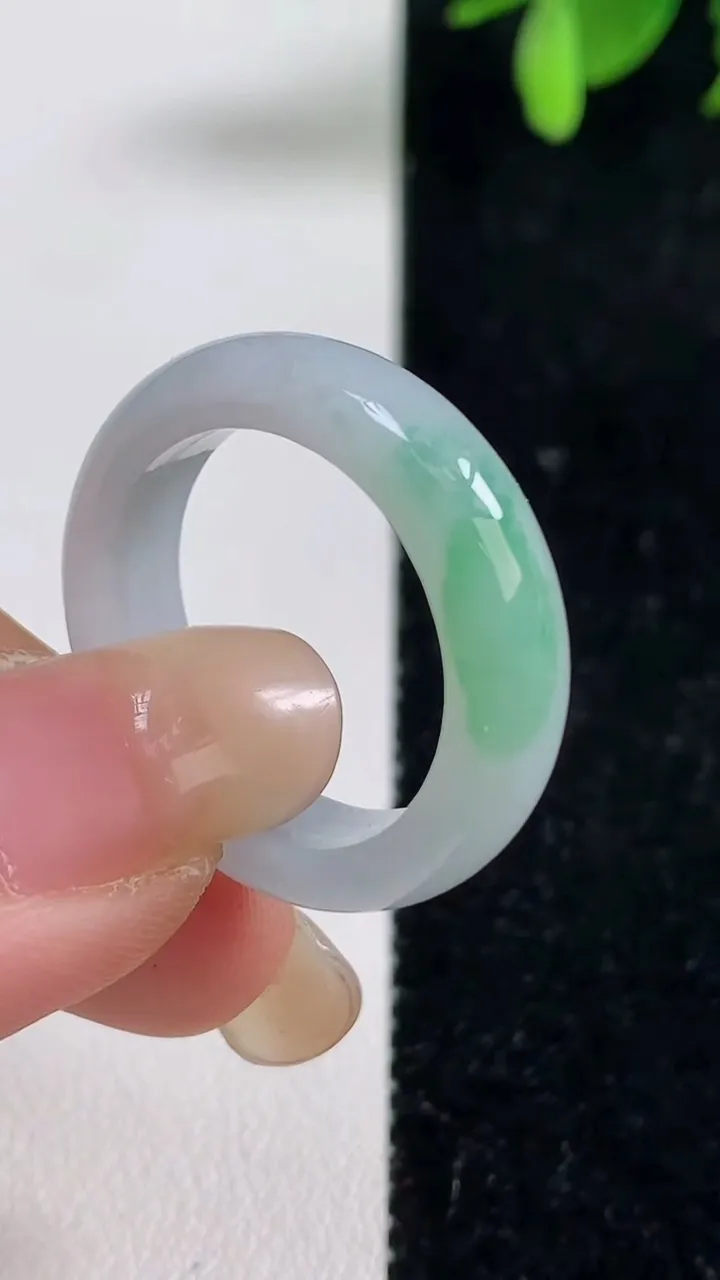 天然A货翡翠指环戒指，尺寸20.5-6-3.3，重量:5.05g2025年9月10日
工厂直销收藏佳品,种好水足，色泽均匀，有种有色，上手高大气！