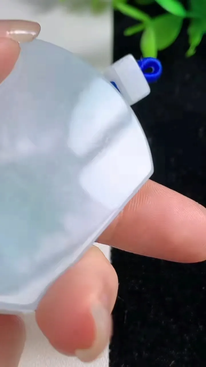 天然A货翡翠冰种飘花无事牌吊坠，尺寸53.5-39.6-5.5，重量:38.32g
9月10日