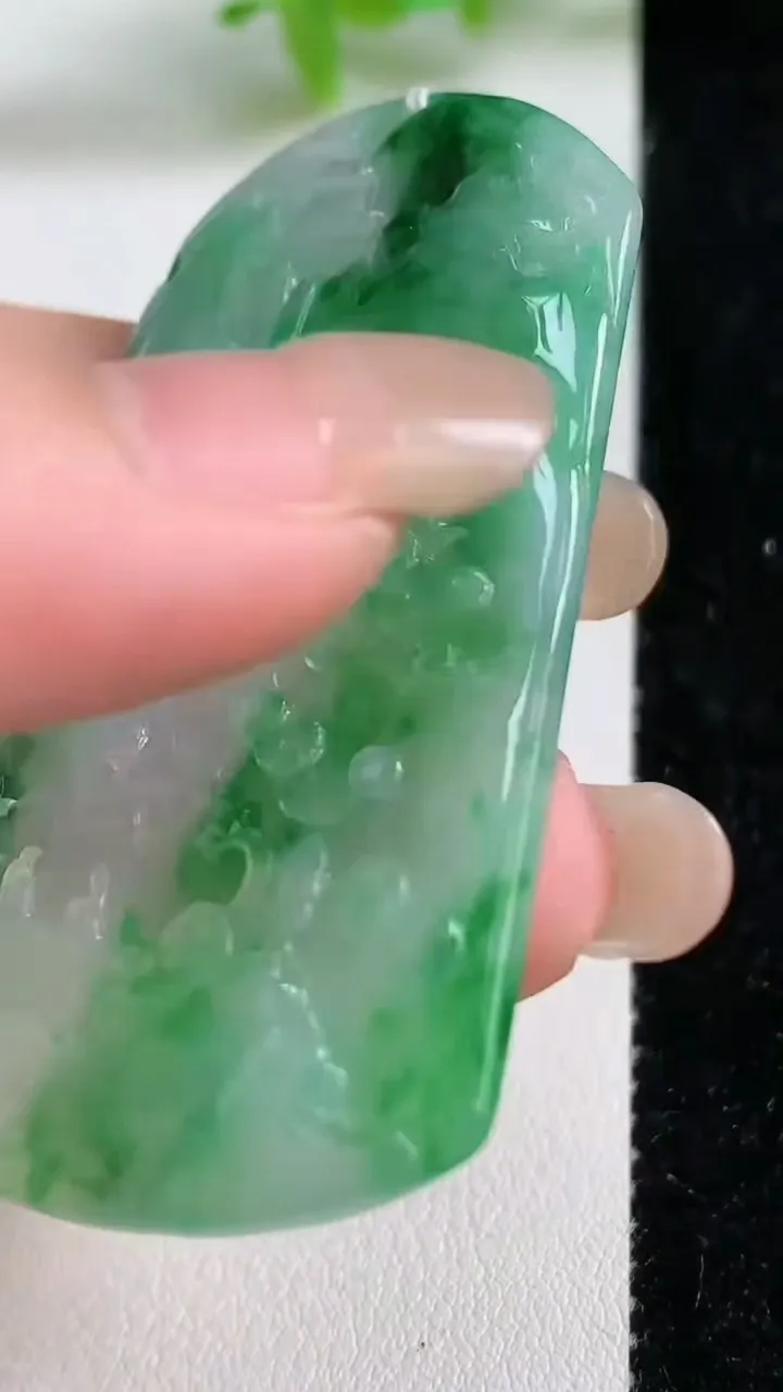 天然A货翡翠山水牌吊坠，尺寸57.7-48-4.7，重量:21.60g
9月10日