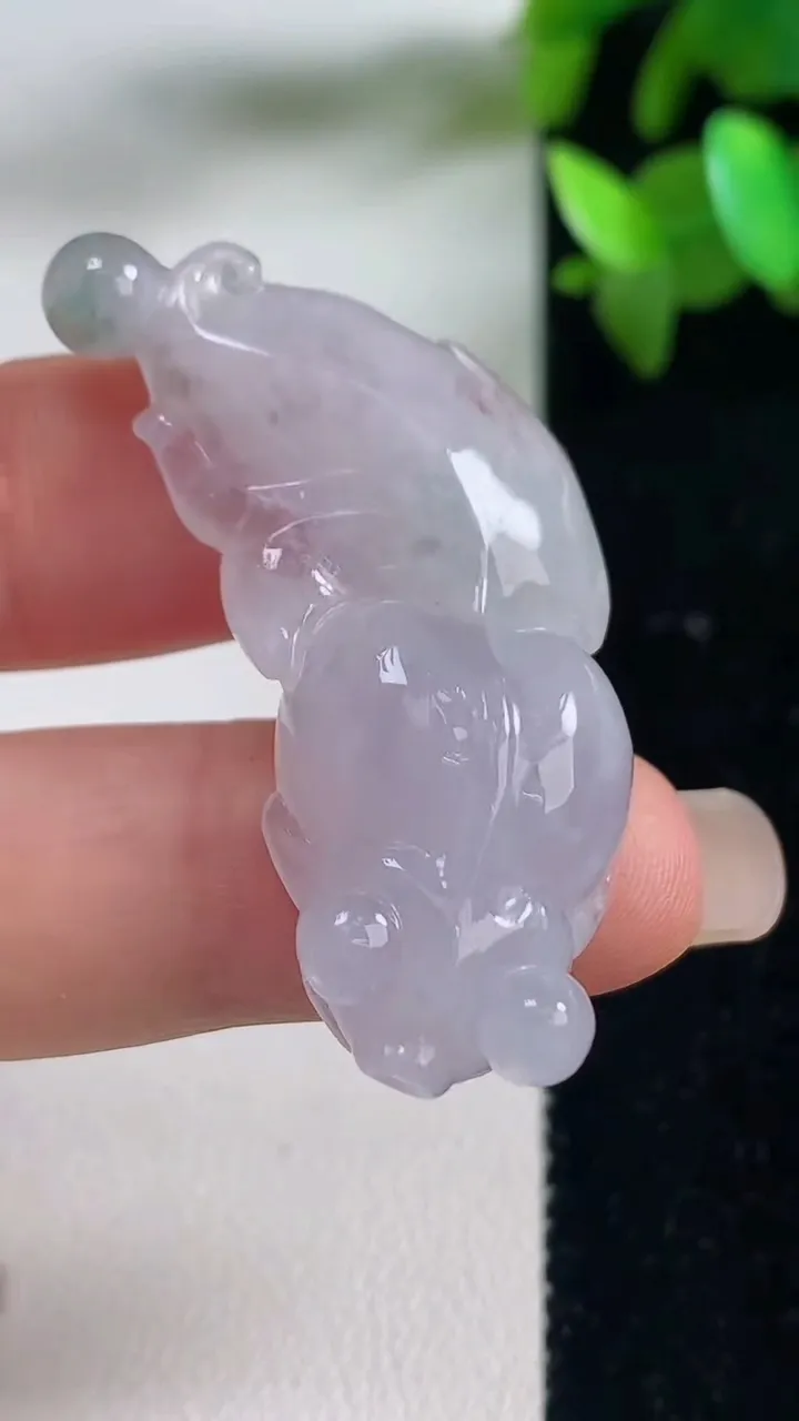 天然A货翡翠紫罗兰生肖猴吊坠，尺寸23.7-16.3-7，重量:5.98g
9月10日
