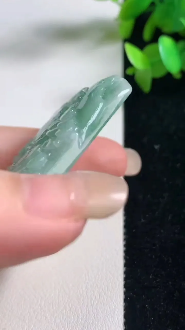 天然A货翡翠山水牌吊坠，尺寸61-43-6.7，重量:40.00g
9月10日
