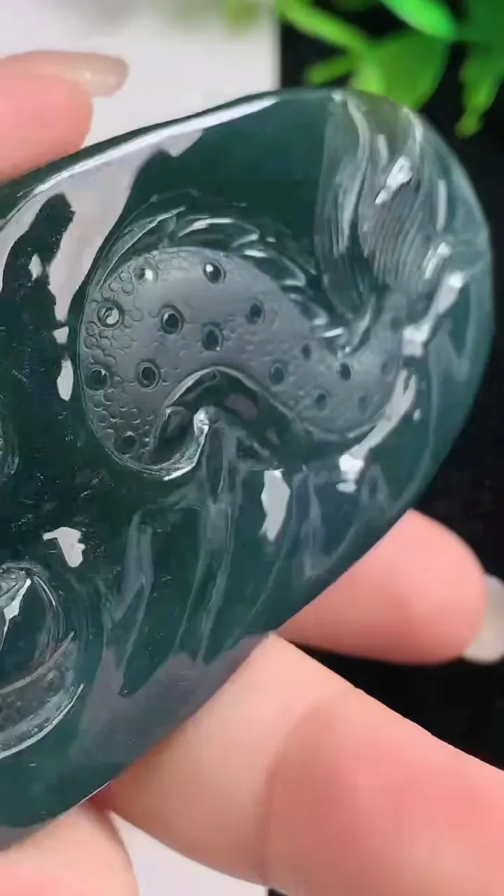 天然A货翡翠双彩龙牌吊坠，尺寸73.5-41.5-11.2，重量:81.60g
9月10日