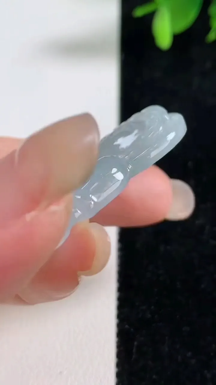 天然A货翡翠冰种飘花观音菩萨吊坠，尺寸46.2-33.6-5.4，重量:15.73g
9月10日