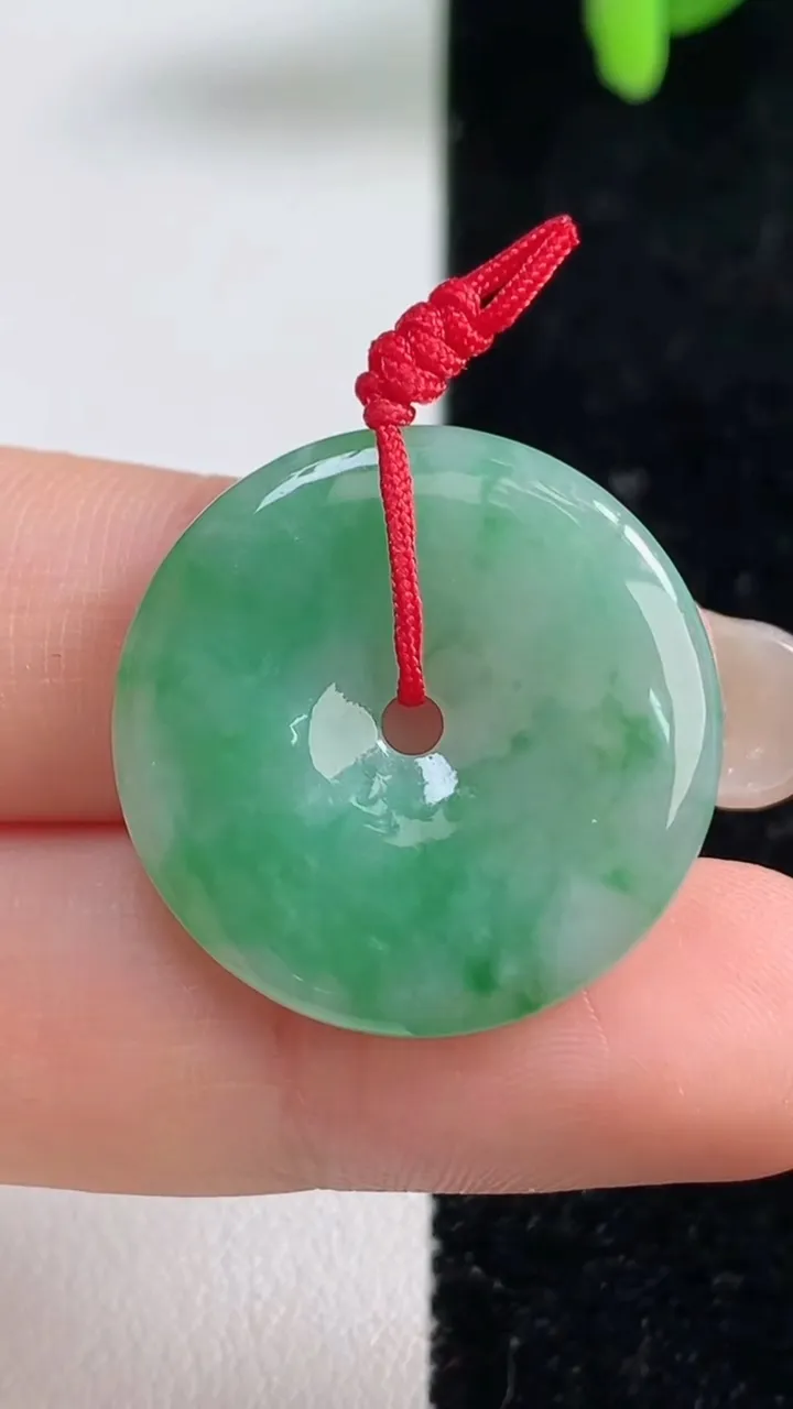 天然A货翡翠平安扣吊坠，尺寸24-3.3，重量:4.57g
9月10日